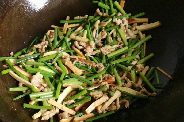 韭菜苔熏干儿炒肉丝的做法图解8