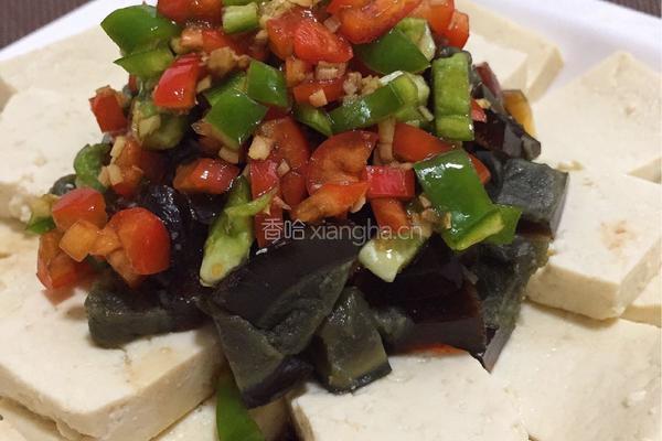 皮蛋豆腐的做法图解1