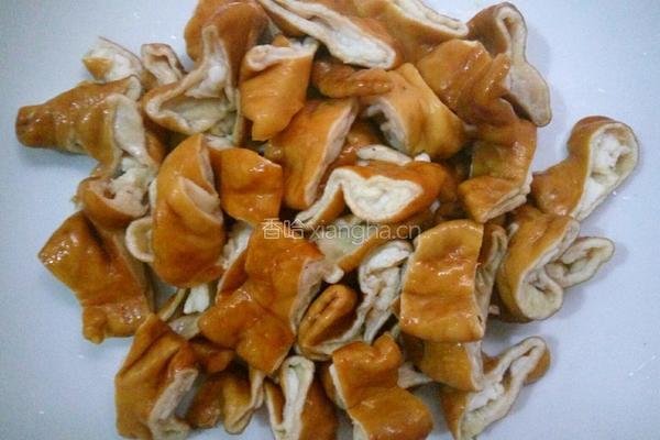 酸菜炒肥肠的做法图解1