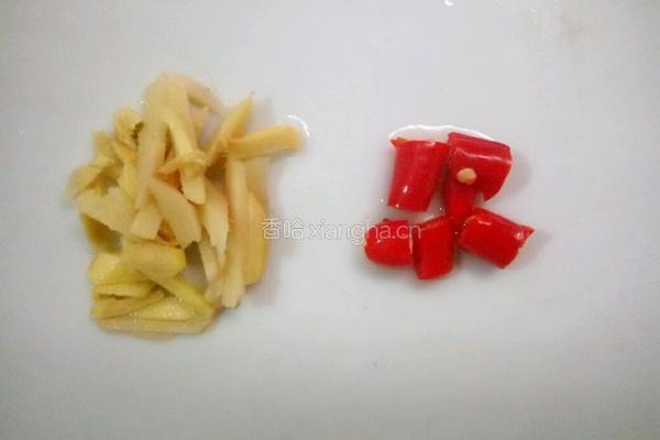酸菜炒肥肠的做法图解3