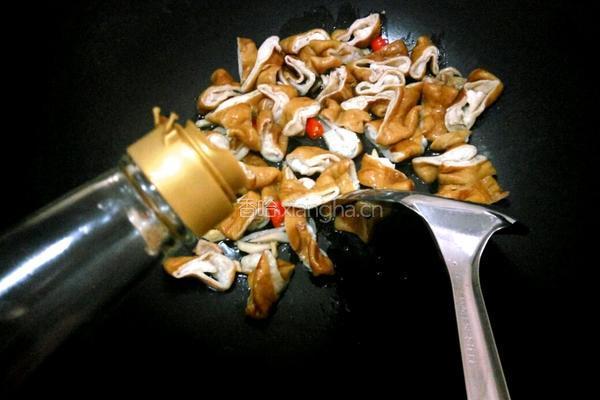 酸菜炒肥肠的做法图解5