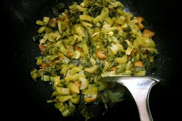 酸菜炒肥肠的做法图解6