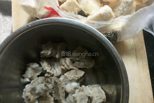 榴莲壳炖排骨的做法图解1