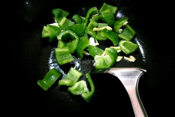圆椒炒鸭血的做法图解4