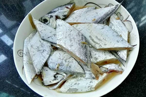 糖醋带鱼的做法图解1
