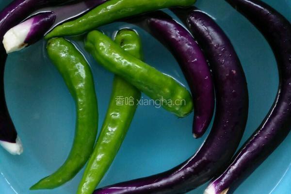 火腿蒸茄子的做法图解1