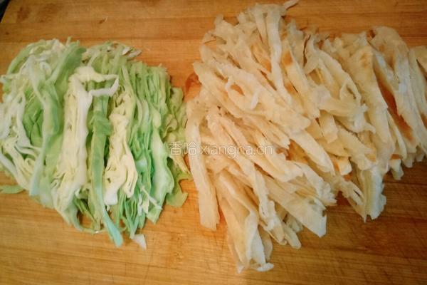 圆白菜鸡蛋炒饼的做法图解1