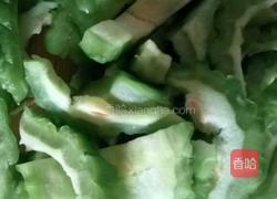 苦瓜酿鸡蛋的做法图解1
