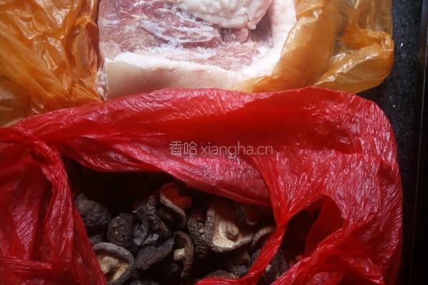 香菇青椒小炒肉的做法图解1