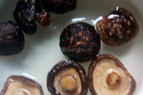 香菇青椒小炒肉的做法图解2