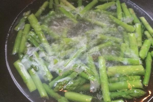 芦笋炒鸡蛋的做法图解4