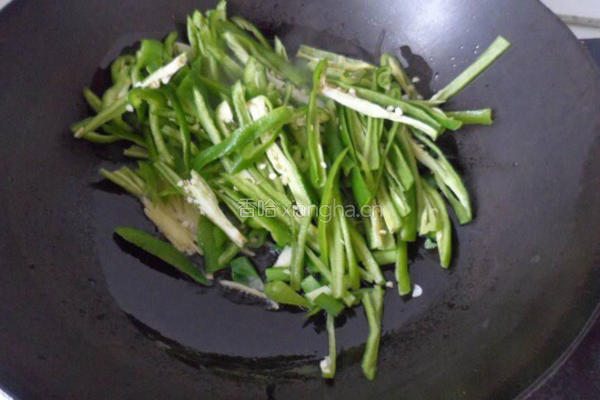 青椒炒韭菜的做法图解4