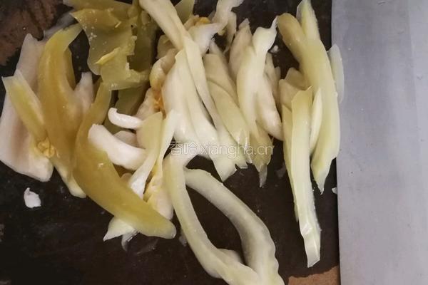 咸菜炒猪肉的做法图解2