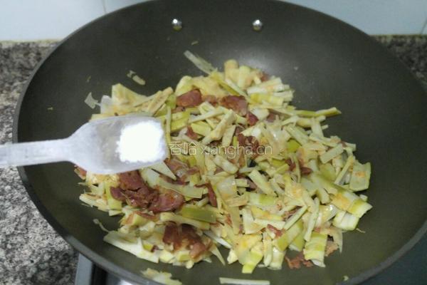 酸笋炒腊肉的做法图解8