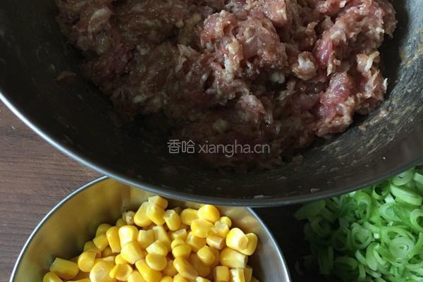 猪肉、青虾、玉米粒、香葱馅饺子的做法图解1
