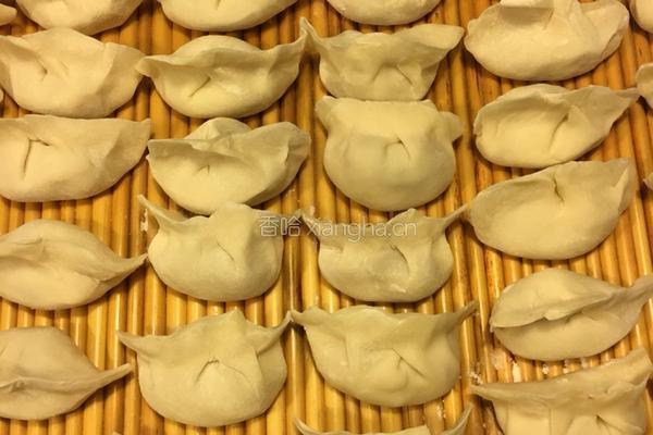 猪肉、青虾、玉米粒、香葱馅饺子的做法图解5