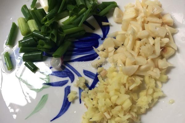 豆芽炒肉的做法图解1