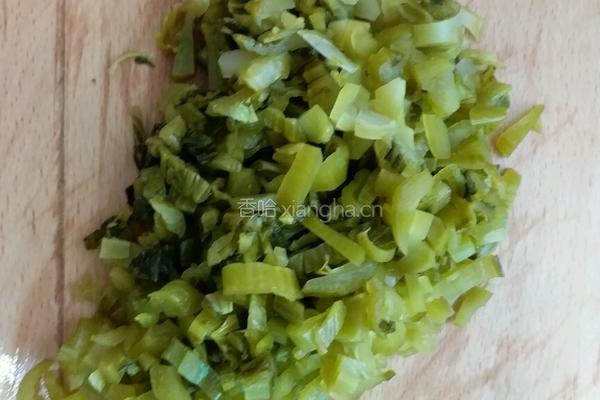 鲨鱼肉丁酸菜炒饭的做法图解3