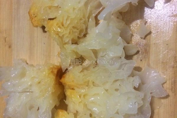 银耳苦瓜咸菜瘦肉汤的做法图解2