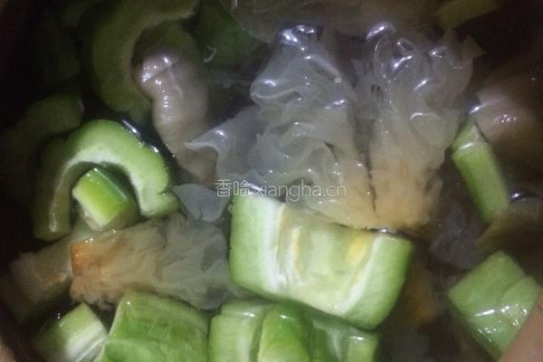 银耳苦瓜咸菜瘦肉汤的做法图解6