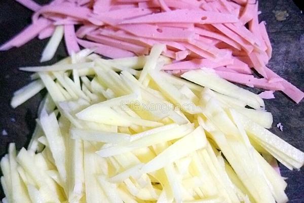 土豆炒火腿的做法图解1