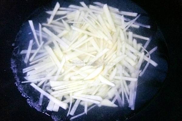 土豆炒火腿的做法图解2