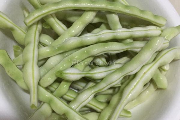 豆角炖肉的做法图解1