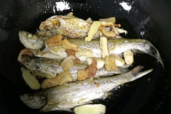 溪鱼炖豆腐的做法图解3