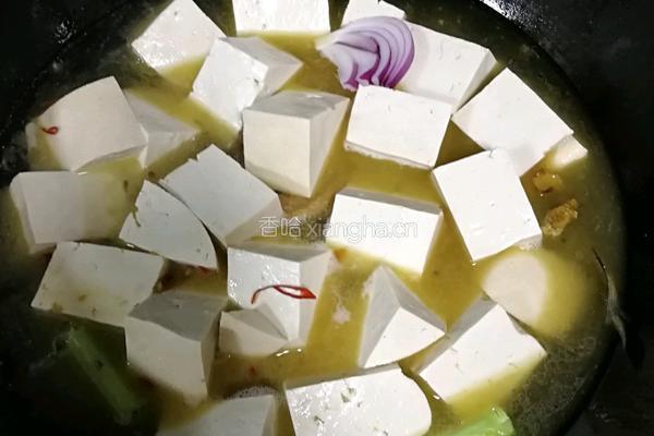 溪鱼炖豆腐的做法图解4