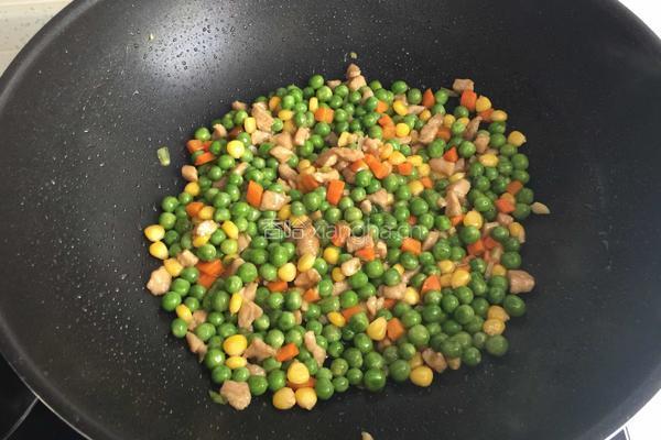 豌豆炒肉丁的做法图解7