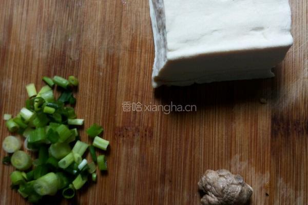 葱花豆腐汤的做法图解1