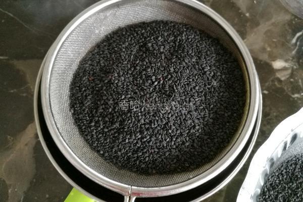 黑芝麻核桃酱的做法图解1
