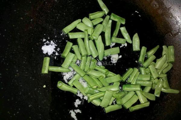 四季豆橄榄菜炒叉烧肉的做法图解3