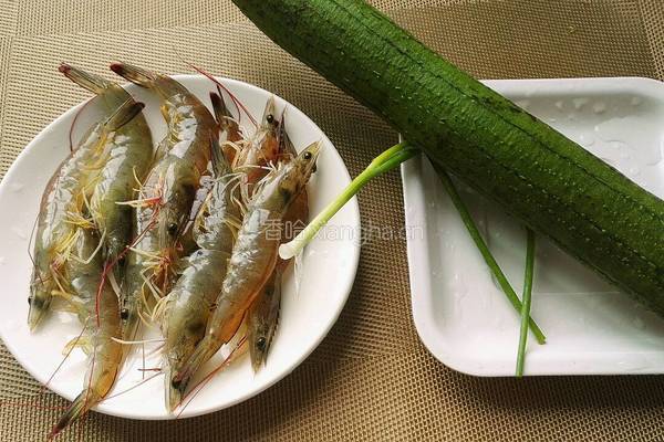 蒜蓉丝瓜鲜虾盅的做法图解1