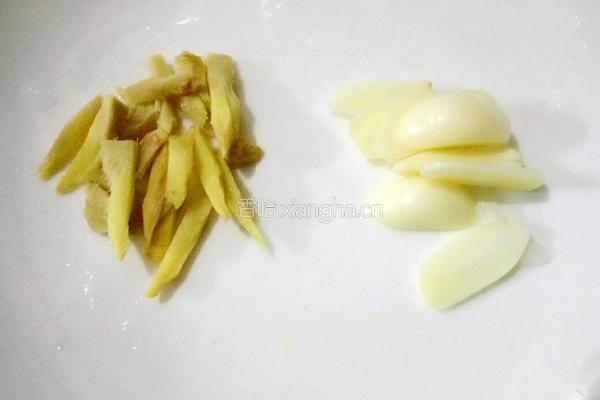 卤肥肠炒洋葱的做法图解3