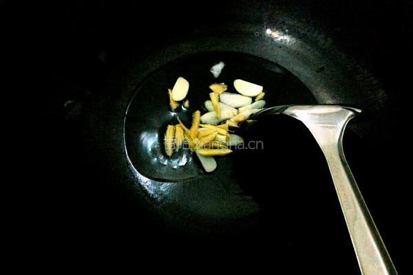 卤肥肠炒洋葱的做法图解4