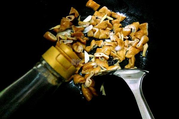 卤肥肠炒洋葱的做法图解5