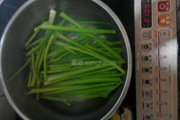 猪肉芹菜小笼包的做法图解4