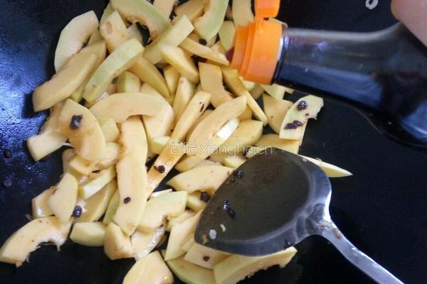 蒜粒豆豉炒南瓜的做法图解4