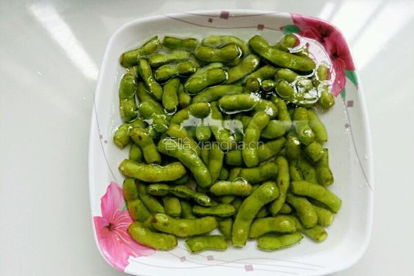 凉拌香辣毛豆的做法图解2