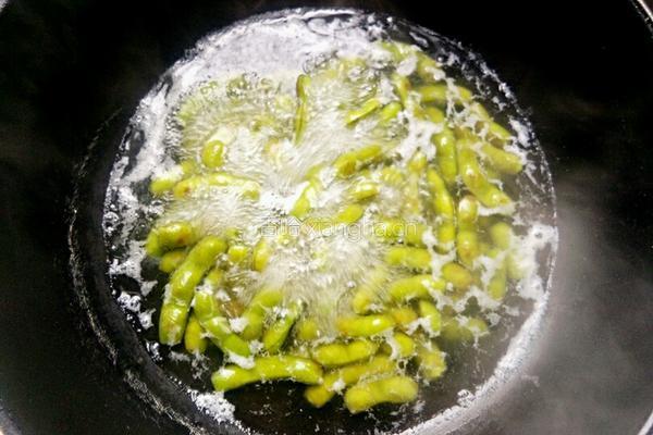 凉拌香辣毛豆的做法图解4