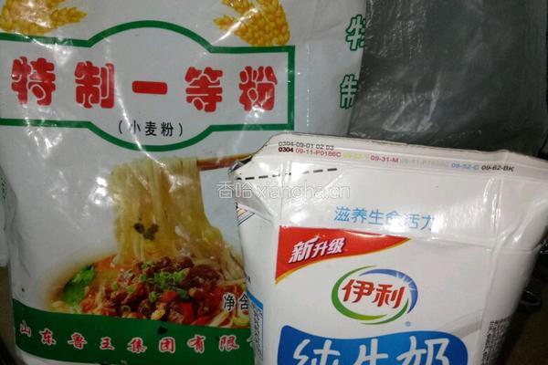 牛奶香葱鸡蛋饼的做法图解1