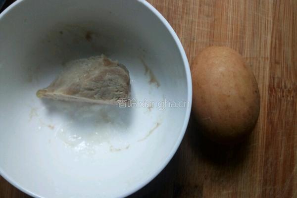 咸鸭蛋炒肉的做法图解1
