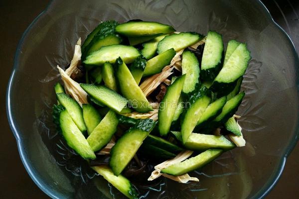 黄瓜木耳拌腐竹的做法图解4
