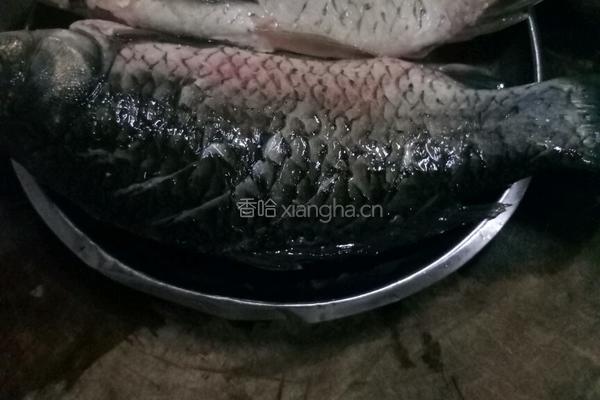 大蒜烧鲫鱼的做法图解1