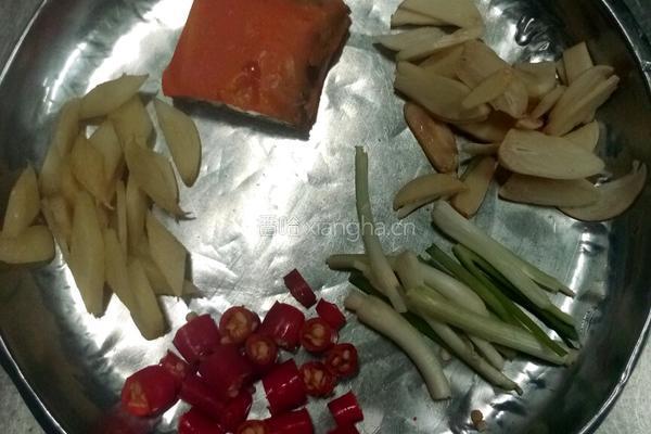 大蒜烧鲫鱼的做法图解3