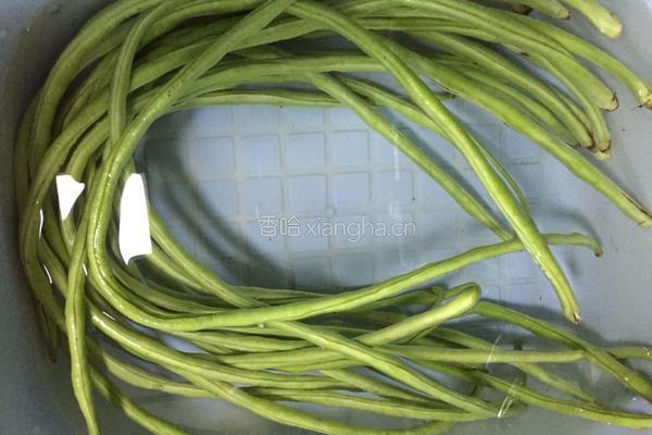 腊肠炒豇豆的做法图解1