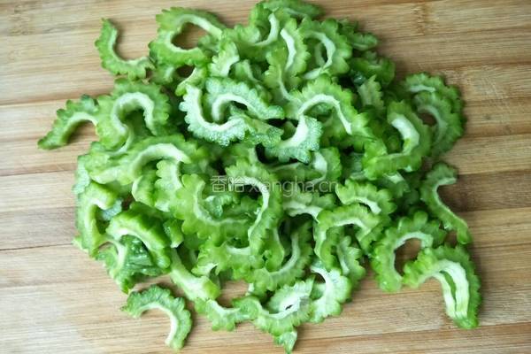 凉拌蜂蜜苦瓜的做法图解4