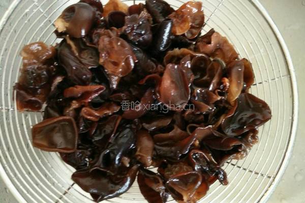 木耳炒肉的做法图解1