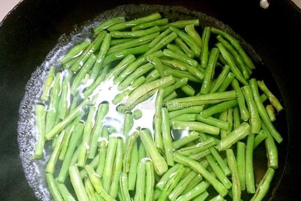 家常炒豆角的做法图解1